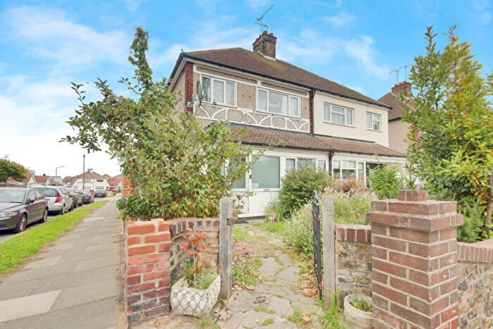 3 Bedroom Semi-Detached House For Sale In Bournemouth Park Road, Southend-on-sea, SS2