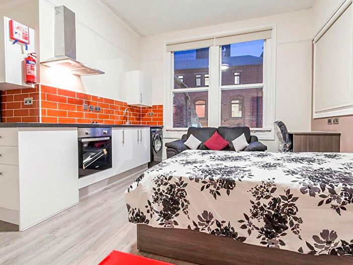 Apartment To Rent In Apt, Queen Square #, LS2