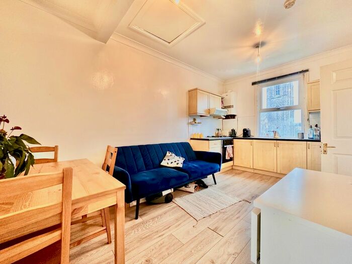 2 Bedroom Flat To Rent In Vant Road, London, SW17