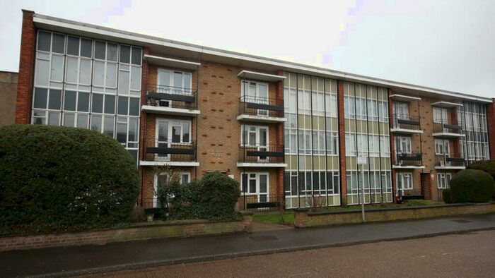 2 Bedroom Flat To Rent In High Street, Cheshunt, Waltham Cross, EN8