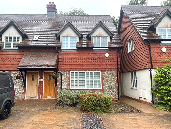 2 Bedroom Flat To Rent In Queens Close, Walton On The Hill, Surrey, KT20