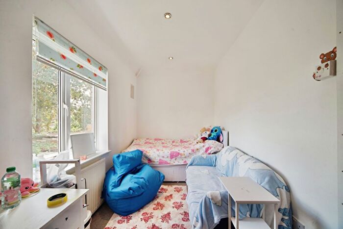 3 Bedroom End Of Terrace House For Sale In Barclay Road, London, N18