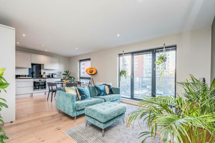 2 Bedroom Flat To Rent In Royal Crescent Road, Ocean Village, Southampton, SO14