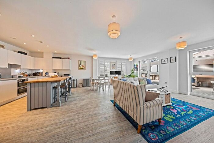 2 Bedroom Flat For Sale In Swan Street, Isleworth, TW7