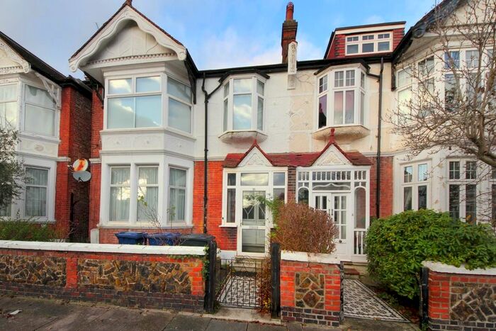 3 Bedroom Flat To Rent In Fordhook Avenue, London, W5