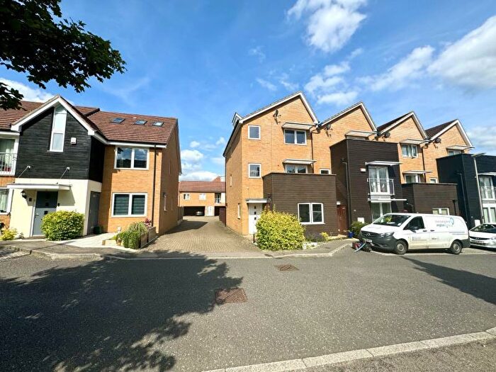 4 Bedroom Town House To Rent In Kelly Gardens, Oxley Park, MK4