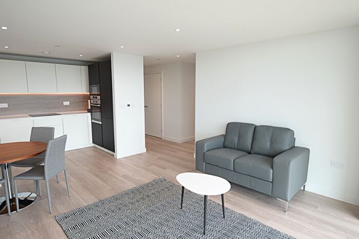 2 Bedroom Flat To Rent In Newnton Close, London, N4