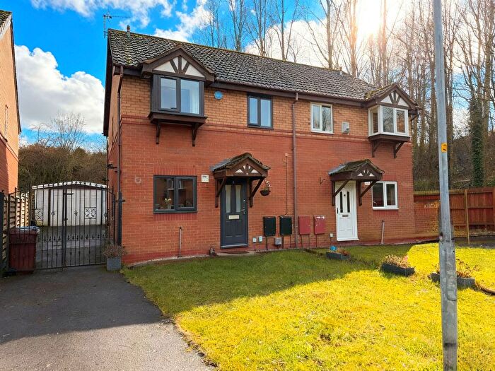 3 Bedroom Semi Detached House For Sale In Buckland Grove, Hyde, SK14