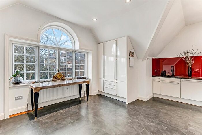 3 Bedroom Flat For Sale In Lyndhurst Road, Hampstead, London, NW3