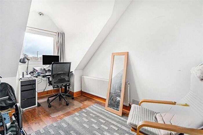 1 Bedroom Flat To Rent In Durnsford Road, N11