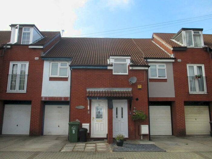 3 Bedroom Town House To Rent In Fourth Street, Fratton, PO1