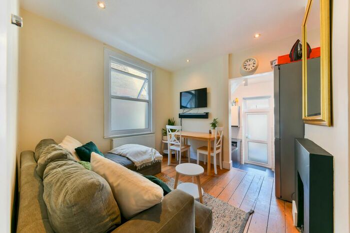 2 Bedroom Flat To Rent In Penwith Road, London, SW18