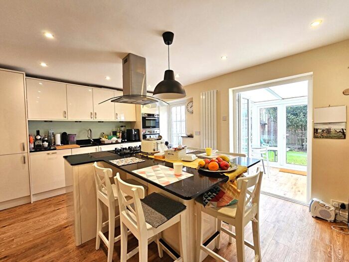 3 Bedroom Town House To Rent In Ashburnham Close, London, N2