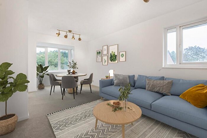 2 Bedroom Flat For Sale In Tilebarn Close, Henley-On-Thames, RG9
