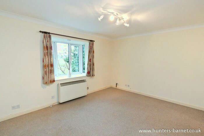 2 Bedroom Apartment To Rent In Greenacres, Glyn Avenue, Barnet, Herts, EN4