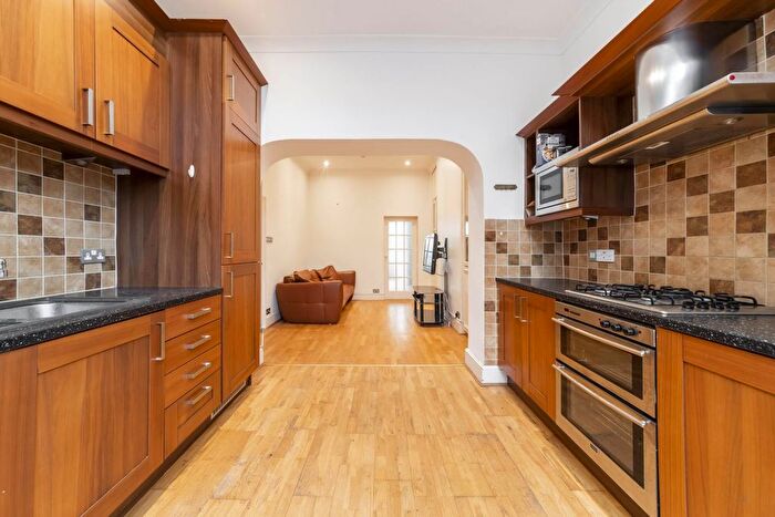 1 Bedroom Flat To Rent In Frithville Gardens, Shepherds Bush, W12