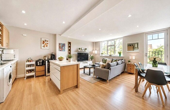 3 Bedroom Flat To Rent In London, SW9