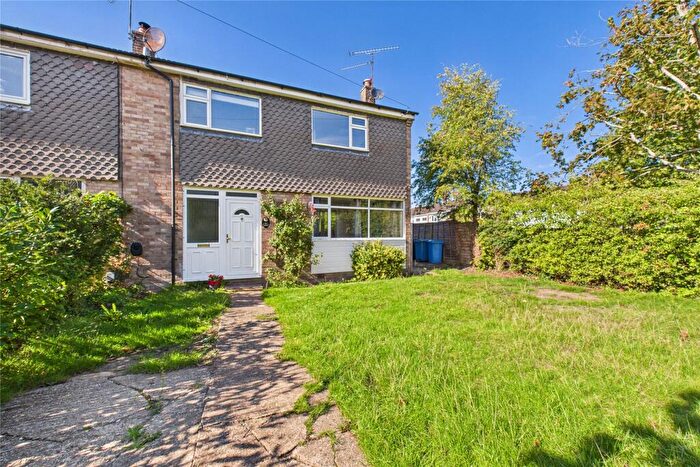 3 Bedroom End Of Terrace House For Sale In School Lane, Yateley, Hampshire, GU46