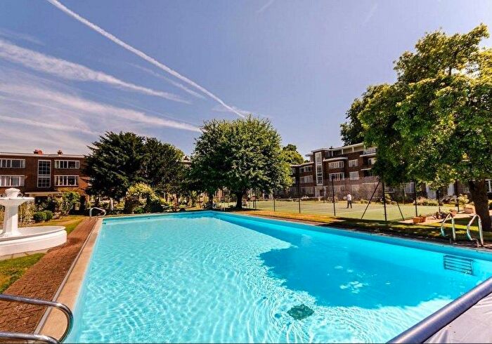 2 Bedroom Apartment To Rent In Kingfisher Court, Bridge Road, KT8