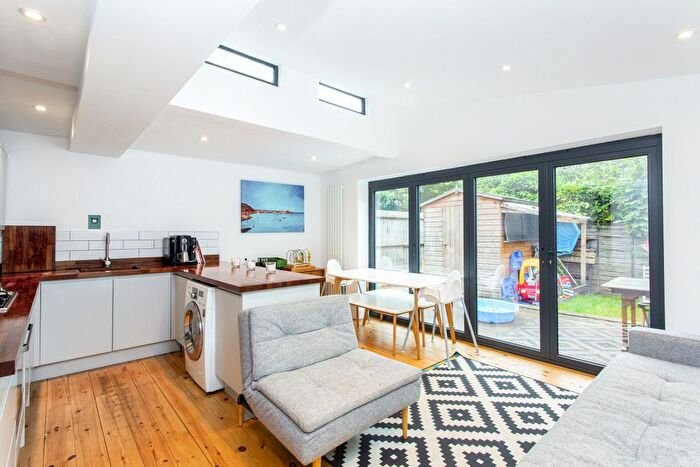 2 Bedroom Flat To Rent In Melbourne Grove, London, SE22