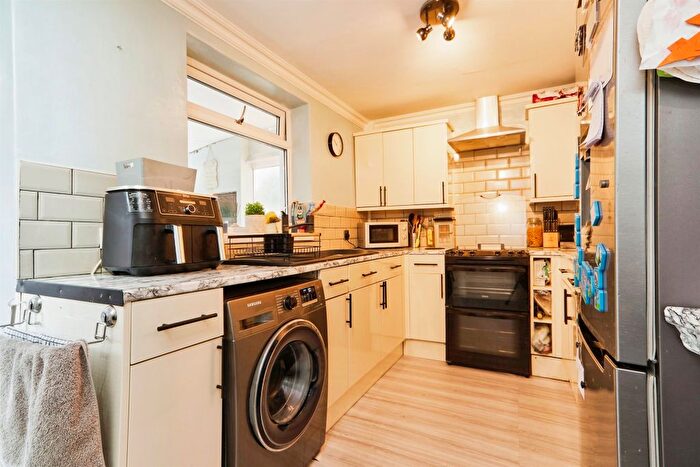 3 Bedroom Semi-Detached House For Sale In Wykebeck Valley Road, Leeds, LS9