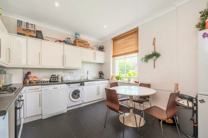 3 Bedroom Flat To Rent In Haverstock Hill, Belsize Park, London, NW3