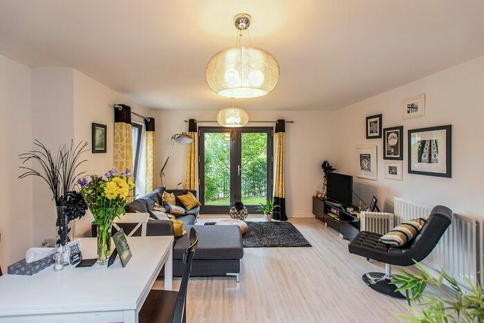 2 Bedroom Flat To Rent In Raven Close, Watford, WD18