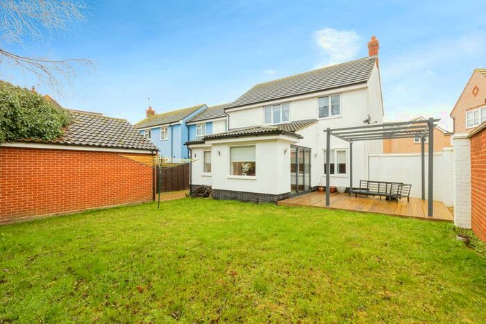 4 Bedroom Link Detached House For Sale In Bassingham Crescent, Tiptree, CO5