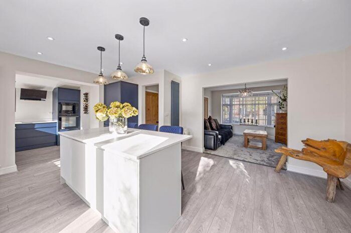 3 Bedroom Detached House For Sale In Broomfield Avenue, Hasland, Chesterfield, S41