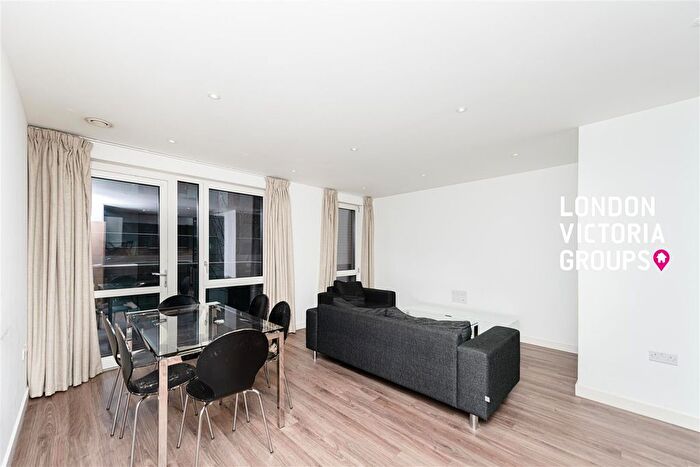 3 Bedroom Flat To Rent In Hartwood Court, Devan Grove, London, N4