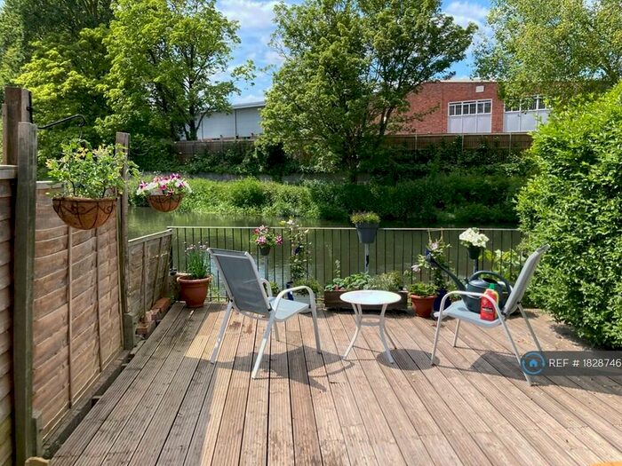 3 Bedroom Terraced House To Rent In Elgar Road, Reading, RG2