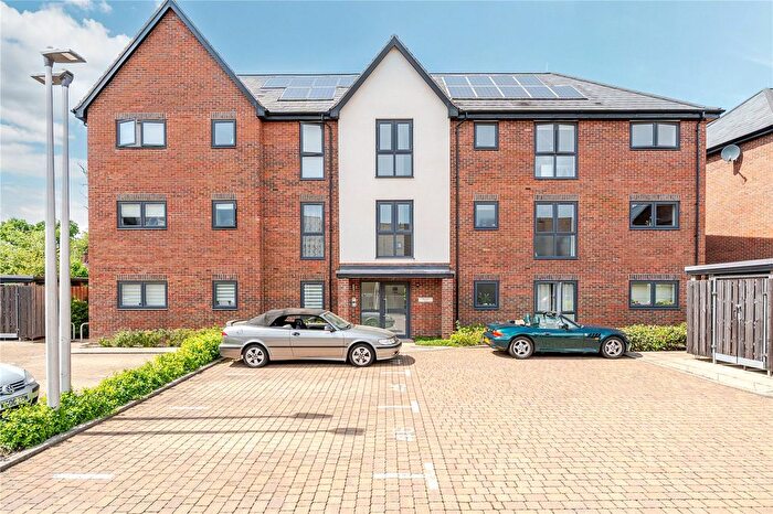 2 Bedroom Flat For Sale In Shelduck Drive, Arborfield Green, Reading, RG2