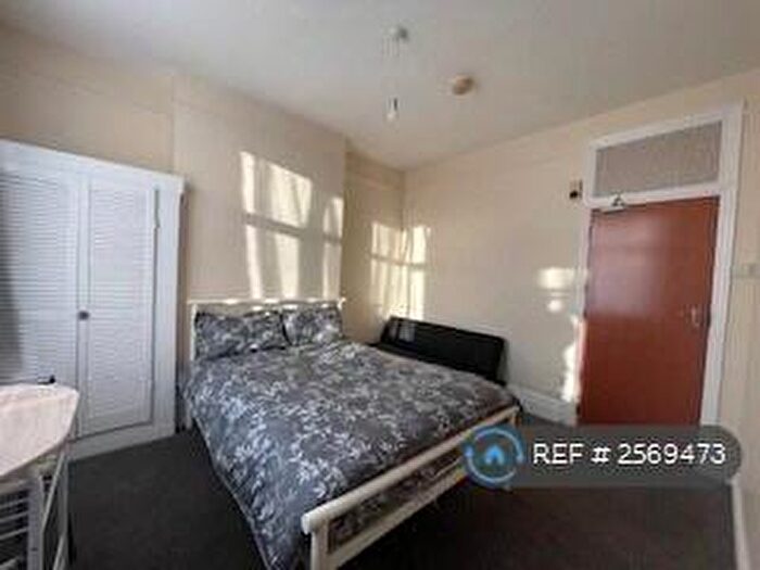 Studio To Rent In Green Lanes, London, N13