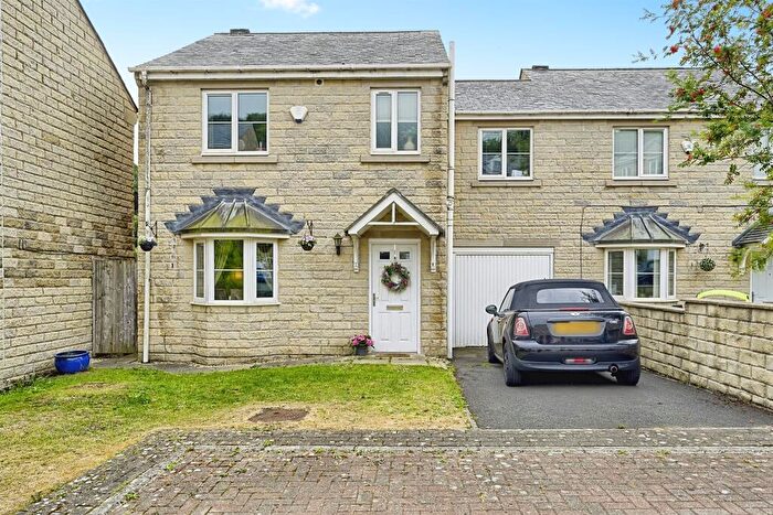 4 Bedroom Semi-Detached House For Sale In Heatherdale Close, Halifax, HX3