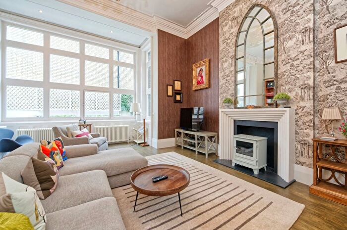 2 Bedroom Flat To Rent In Cadogan Square, Knightsbridge, SW1X