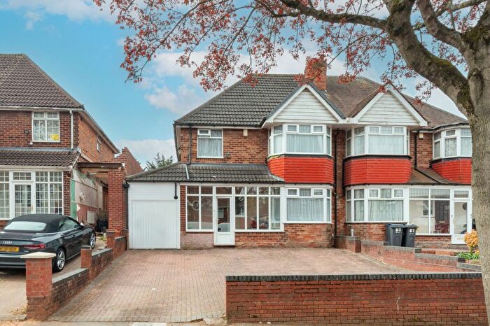 3 Bedroom Semi Detached House For Sale In Radstock Avenue, Birmingham, West Midlands, B36