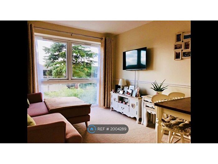 1 Bedroom Flat To Rent In Highland Court, London, E18