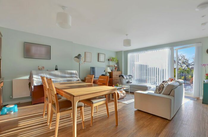 3 Bedroom Flat To Rent In Poulter Walk, Trumpington, Cambridge, CB2