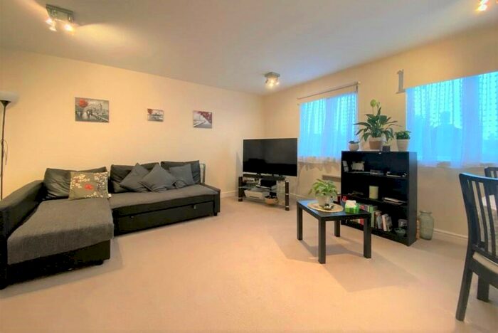 1 Bedroom Apartment To Rent In Strafford Road, Barnet, EN5