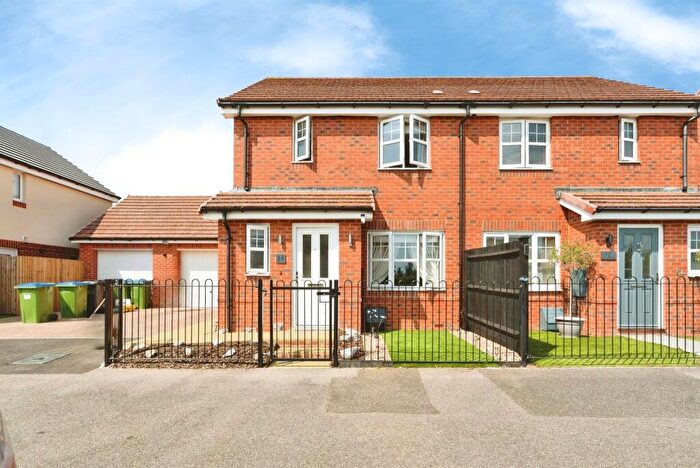 3 Bedroom Terraced House For Sale In Hinchliff Drive, Wick, Littlehampton, BN17