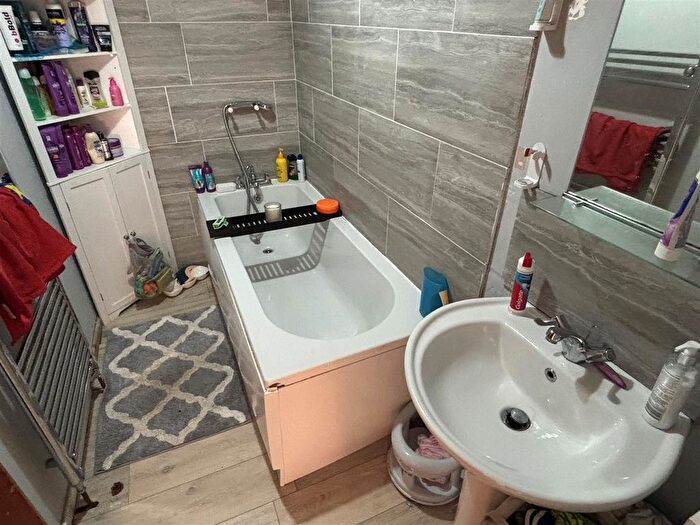 3 Bedroom Semi-Detached House For Sale In Sheldon Road, Chippenham, SN14