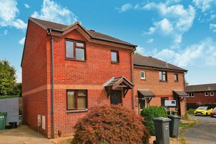 3 Bedroom Semi-Detached House To Rent In Downsview Gardens, Downsview Gardens, PO33