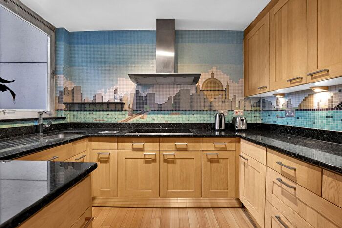 2 Bedroom Flat To Rent In Upper Ground, London, SE1