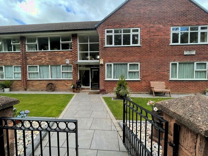 2 Bedroom Flat To Rent In Calderstones Court, L18