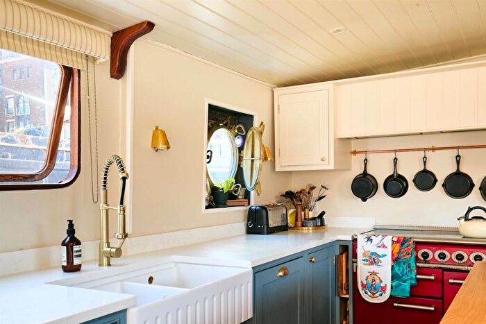 4 Bedroom House Boat To Rent In Clove Hitch Quay, Battersea, SW11