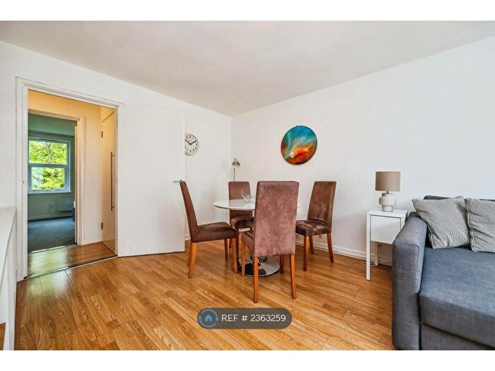 2 Bedroom Flat To Rent In Derwent Court, Nottingham, NG7