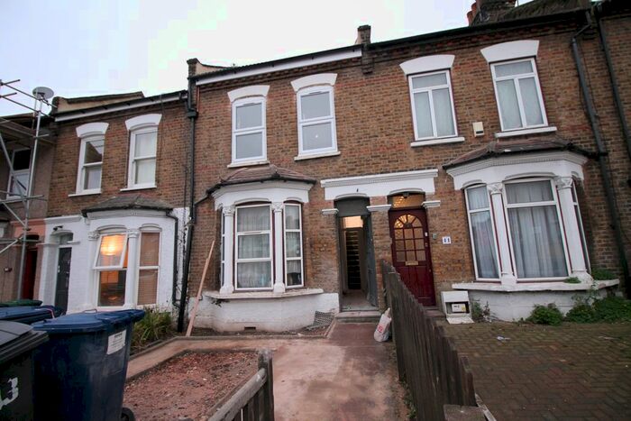 3 Bedroom Flat To Rent In Stanhope Road, London N12