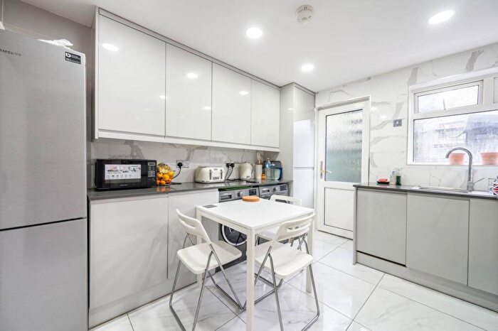 2 Bedroom Flat To Rent In Coles Green Road, Neasden, London, NW2