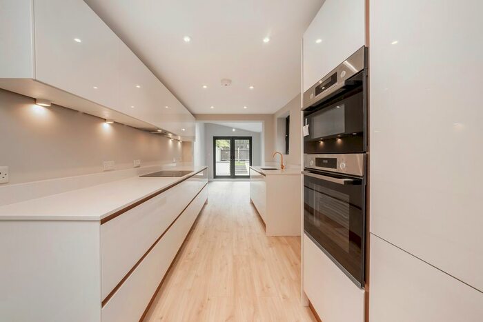2 Bedroom Flat To Rent In St. Elmo Road, London, W12