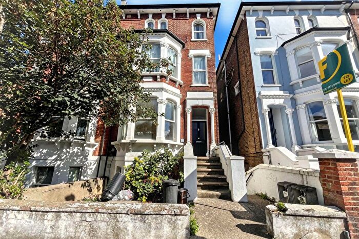 3 Bedroom Flat For Sale In Ramsden Road, London, SW12